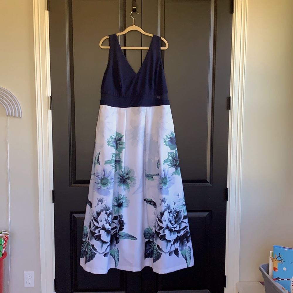 Size 18 Exscape peekaboo cut out blue and white floral dress